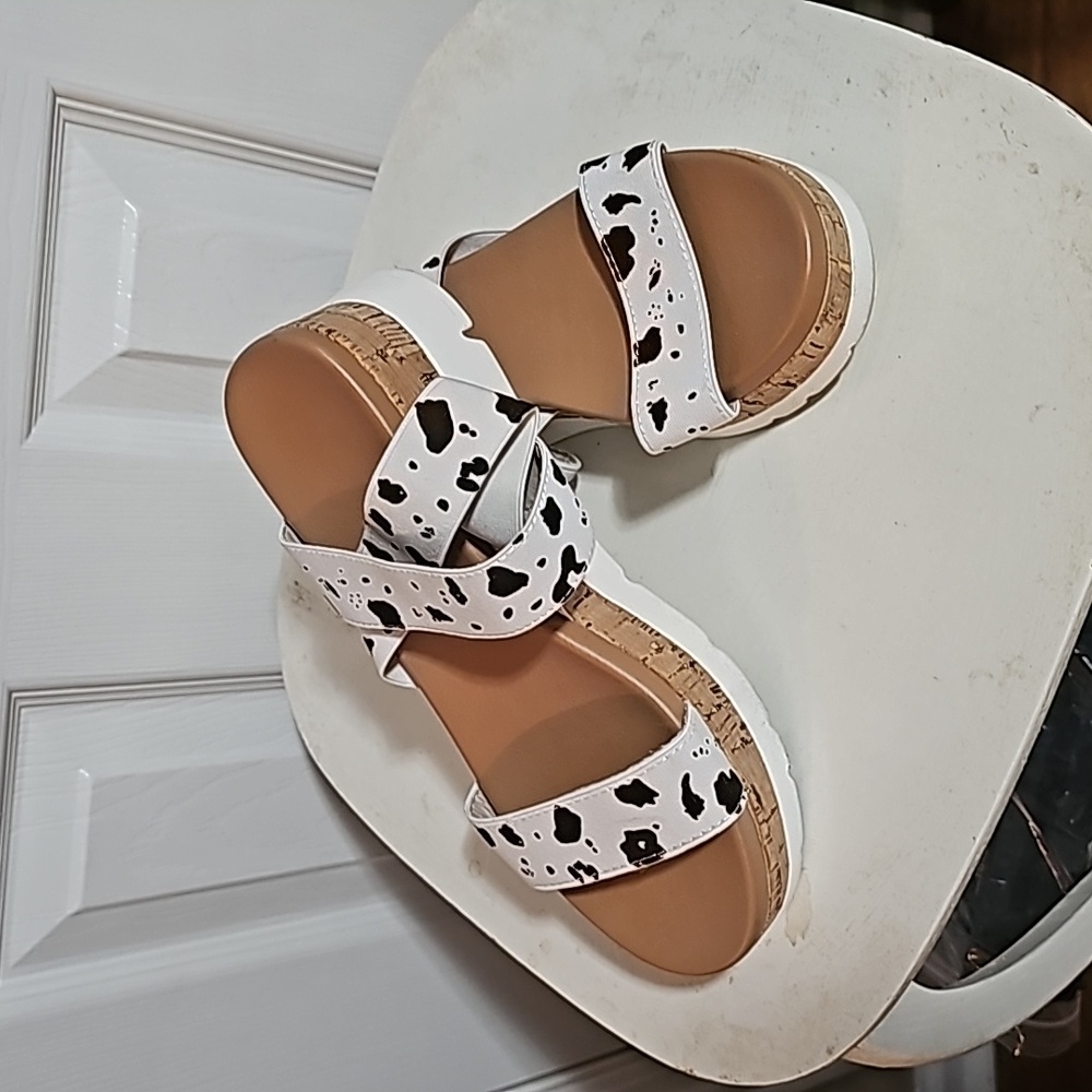 Maui‎ island cow print elastic strap sandals